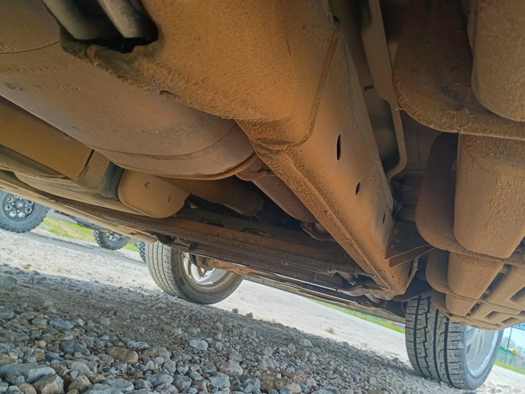 2005-chevrolet-suburban-image-92