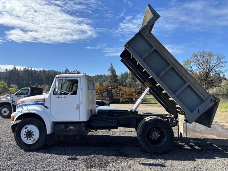 1985-international-4700-image-12