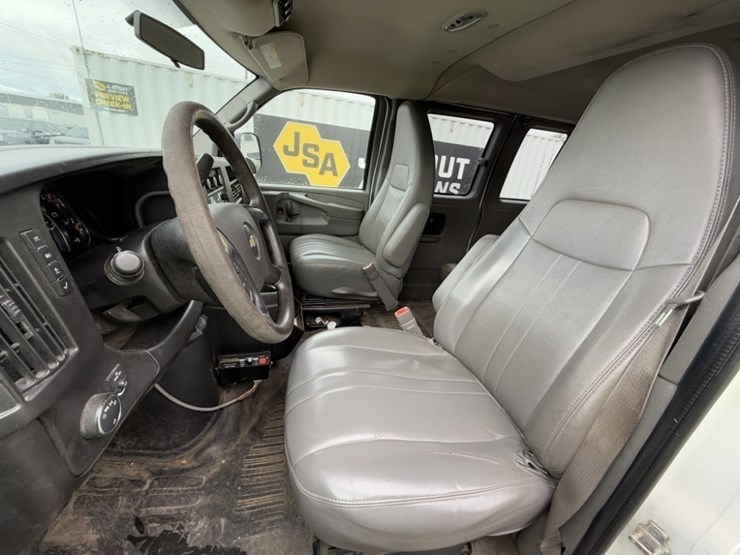 2017-chevrolet-express-3500-image-22