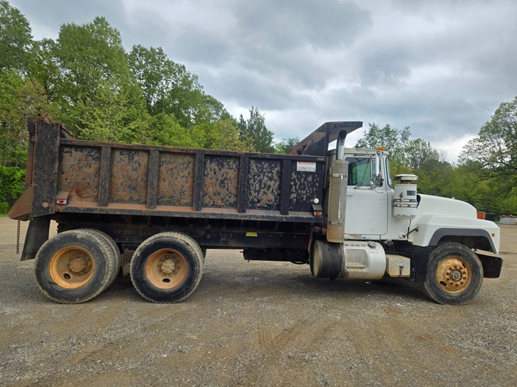 1996-mack-rd690s-image-15