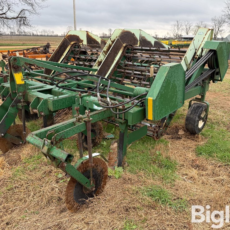 2001 KMC 4-30 Peanut Digger