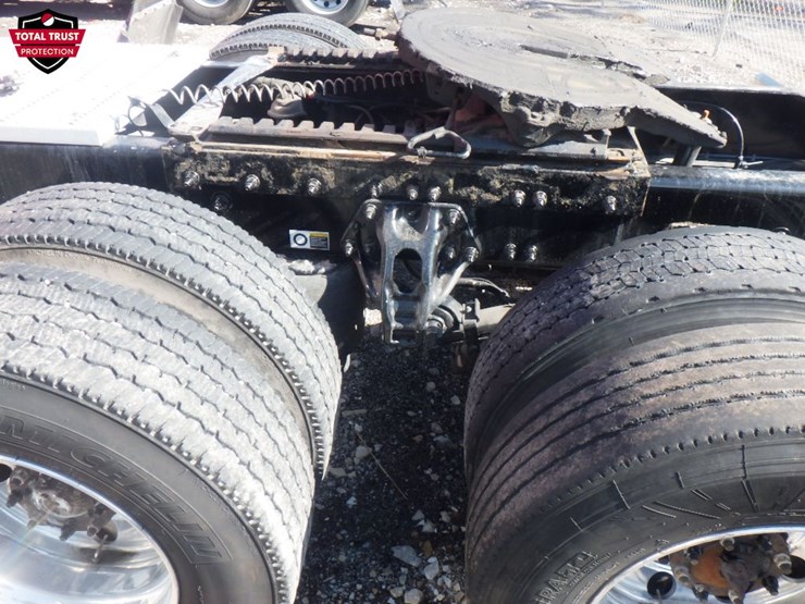 2022-peterbilt-567-image-17