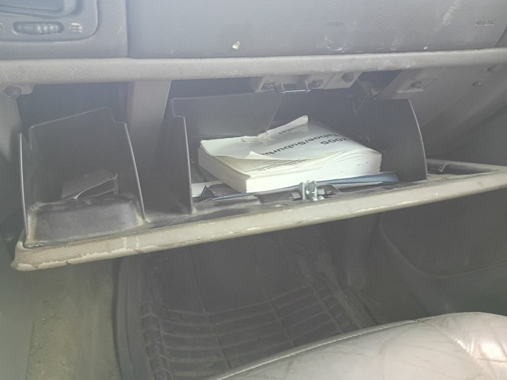 2005-chevrolet-suburban-image-37