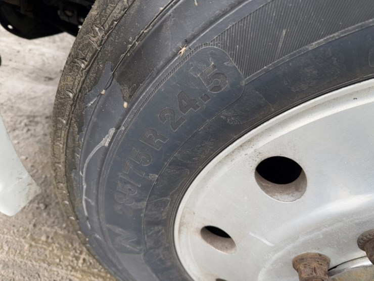 2013-mack-cxu613-tri-axle-truck-tractor-image-17