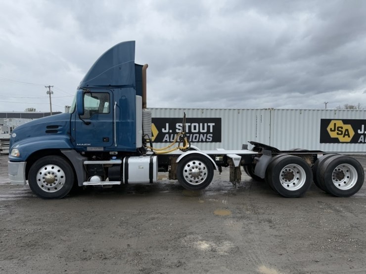 2013-mack-cxu613-tri-axle-truck-tractor-image-7