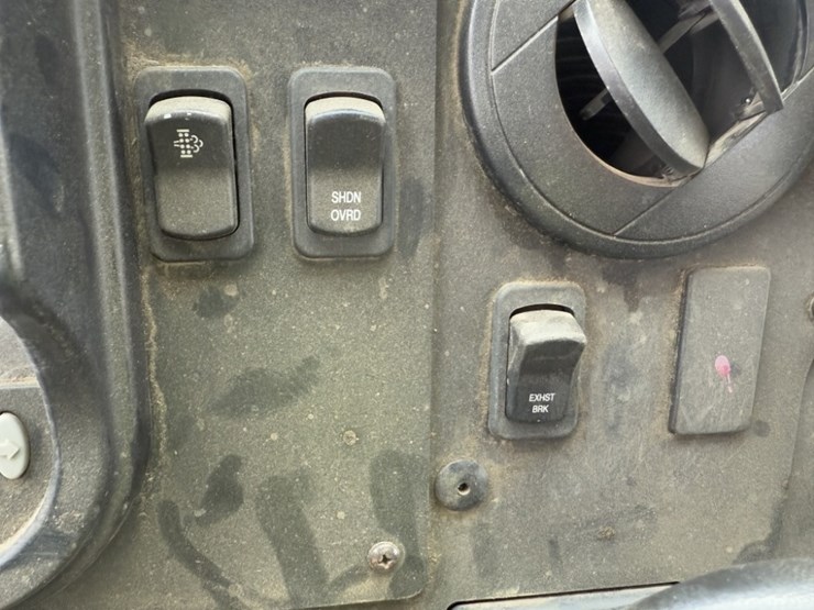 2014-freightliner-mt45-image-32