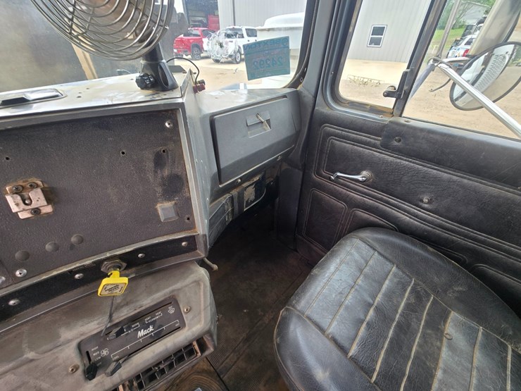 2001-mack-rd688s-image-73