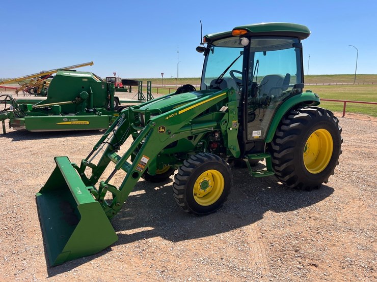 2021-john-deere-4052r-image-1
