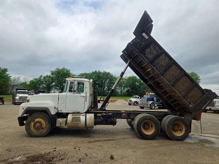 1996-mack-rd690s-image-22