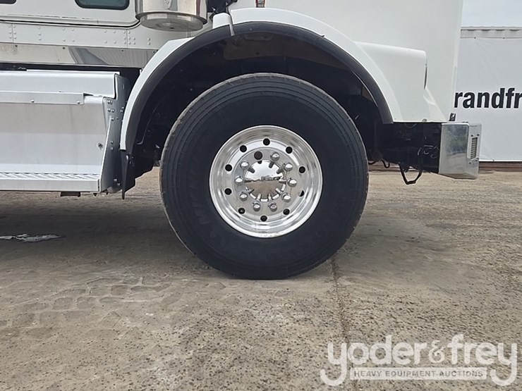 2014-kenworth-t800-image-19