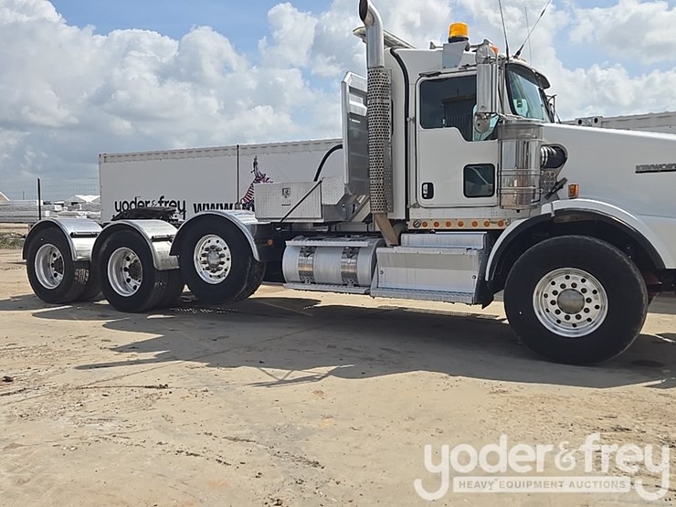 2014-kenworth-t880-image-18