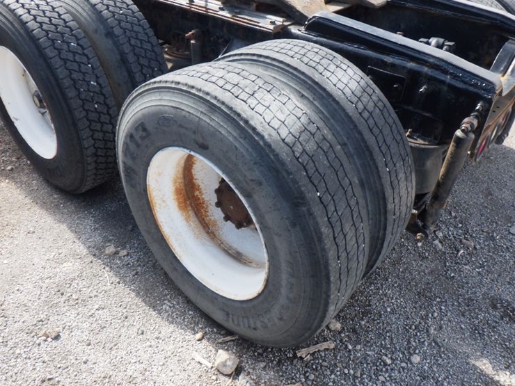 2001-mack-ch613-image-12