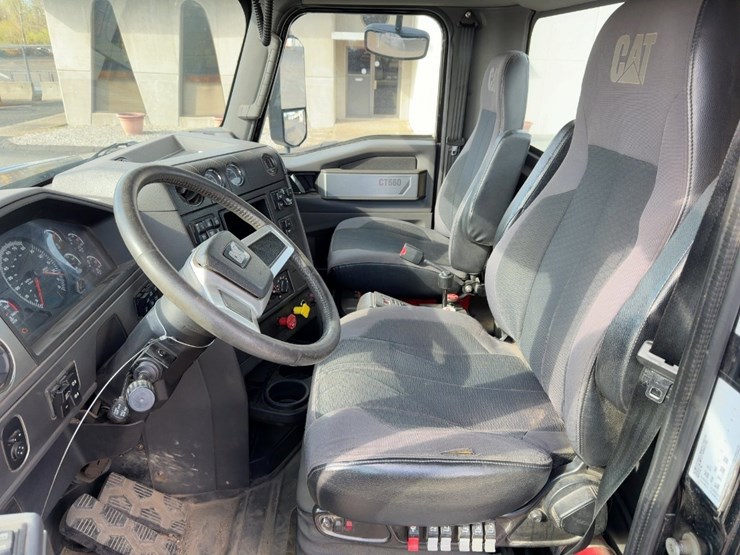 2015-caterpillar-ct660-image-34