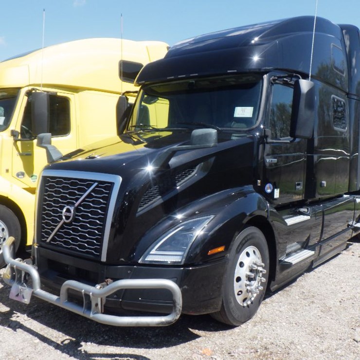 2022 VOLVO VNL860