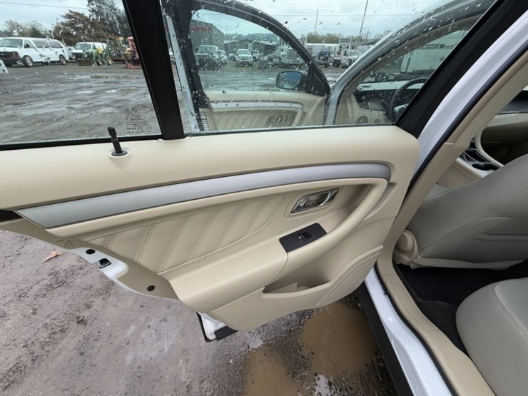 2014-ford-taurus-sedan-image-21