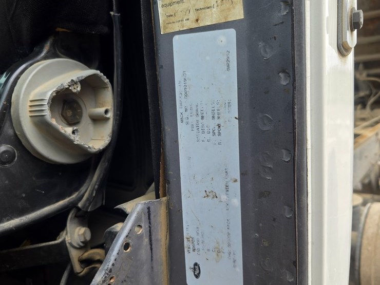 2001-mack-rd690s-image-67