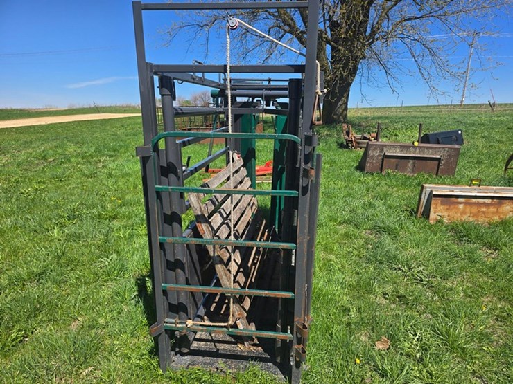 #542-•-tuff-built-cattle-chute-image-4