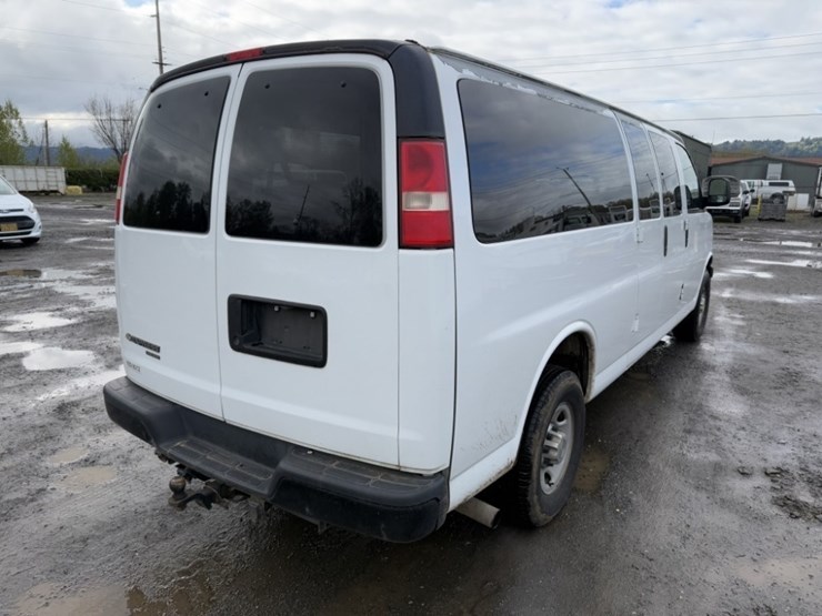 2017-chevrolet-express-3500-image-4