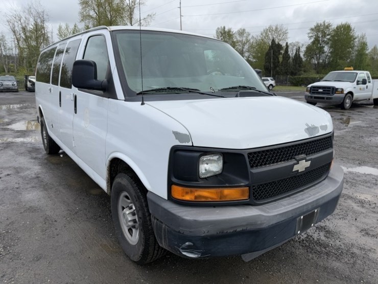 2017-chevrolet-express-3500-image-2