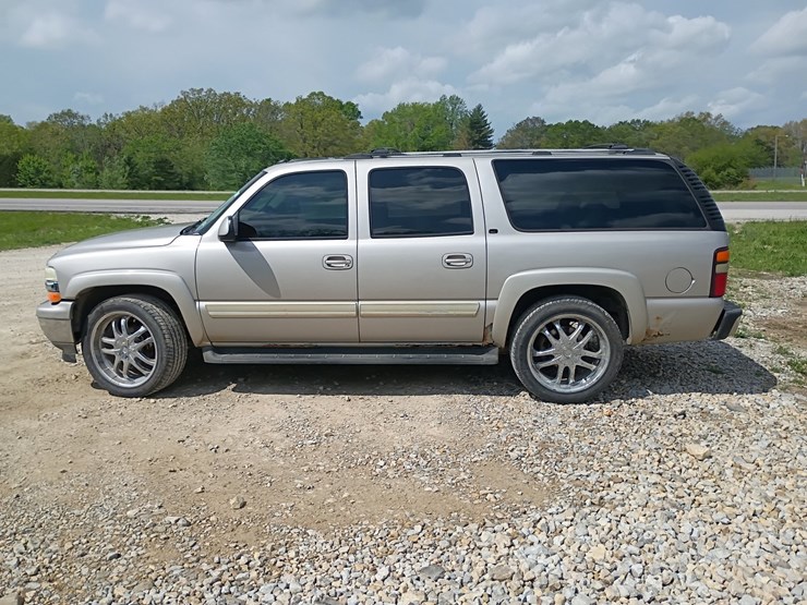 2005-chevrolet-suburban-image-3