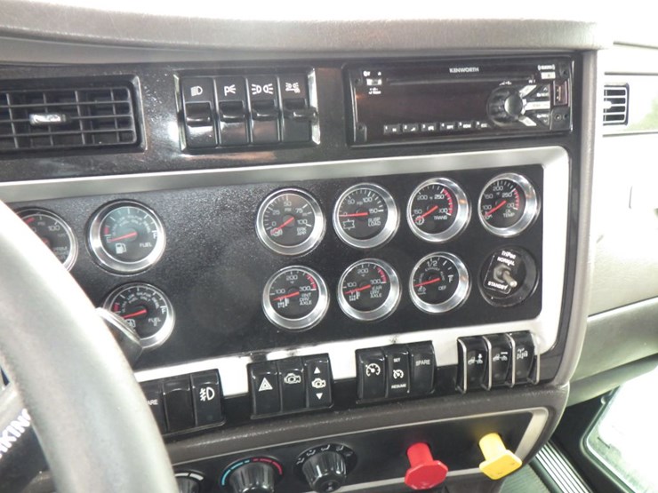 2016-kenworth-t800-image-18