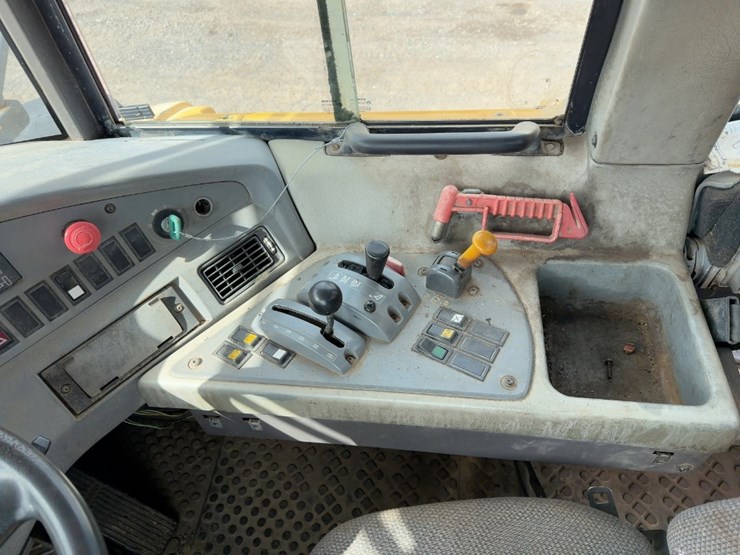 2003-volvo-a40d-image-42