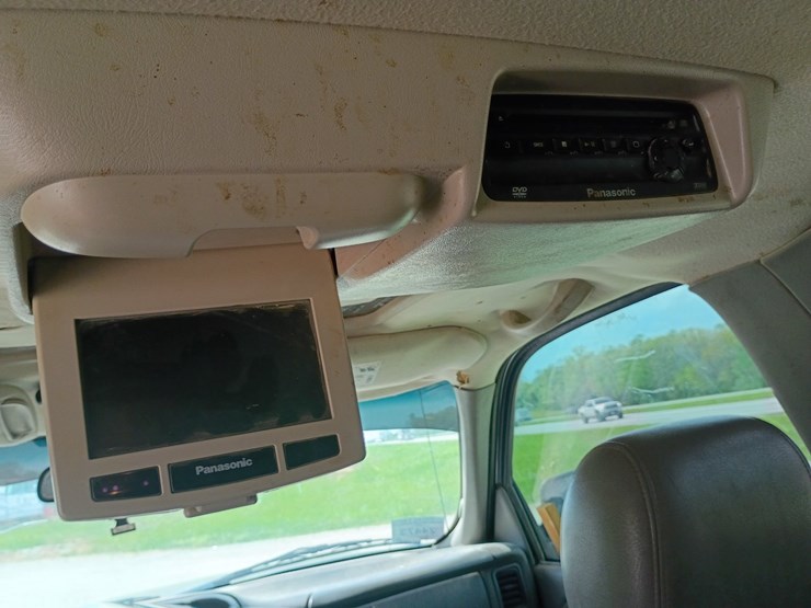 2005-chevrolet-suburban-image-64