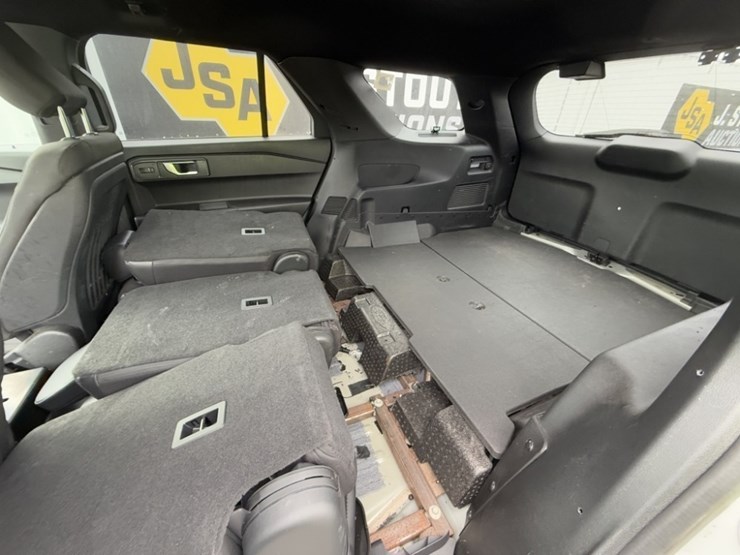 2020-ford-explorer-image-23
