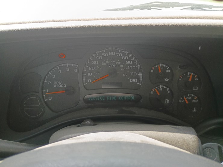 2005-chevrolet-suburban-image-50