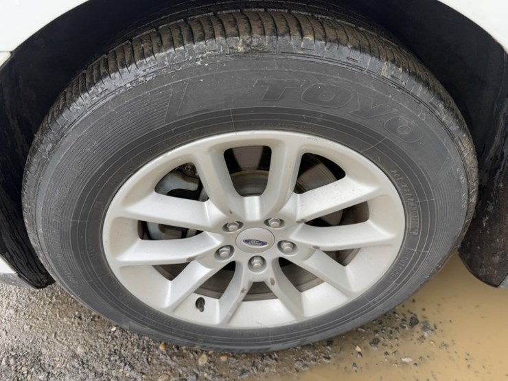 2014-ford-taurus-sedan-image-15