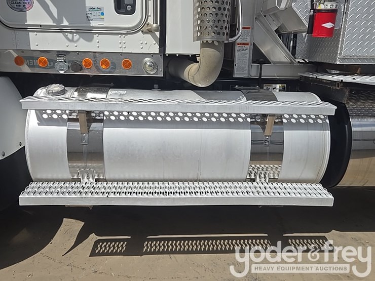 2014-kenworth-t880-image-39