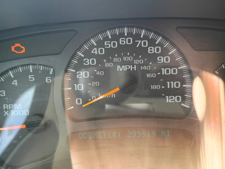 2005-chevrolet-suburban-image-52