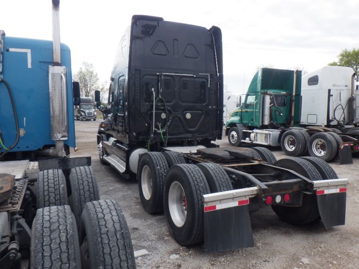 2011-freightliner-cascadia-125-image-11