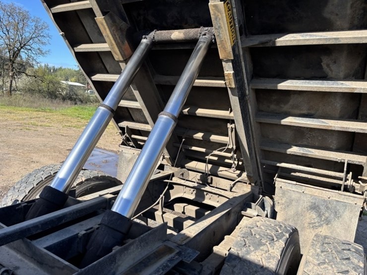 1985-international-4700-image-11