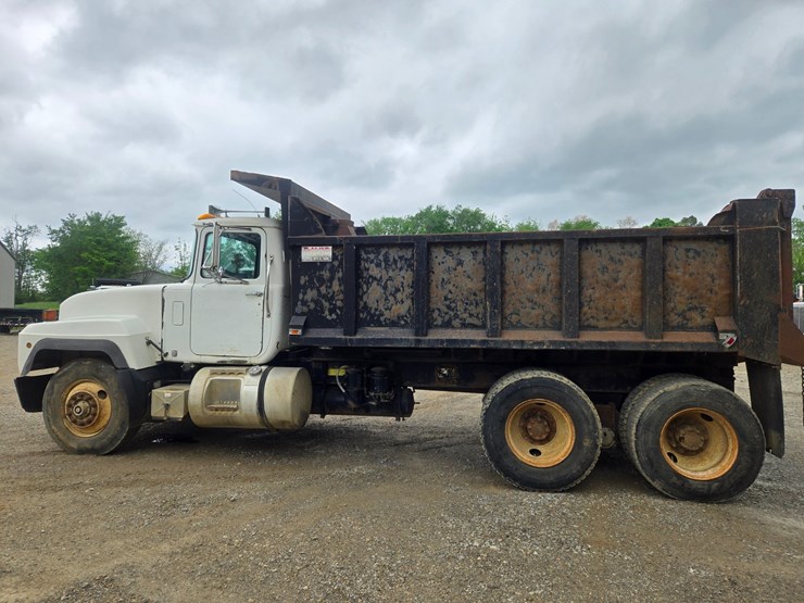 1996-mack-rd690s-image-6