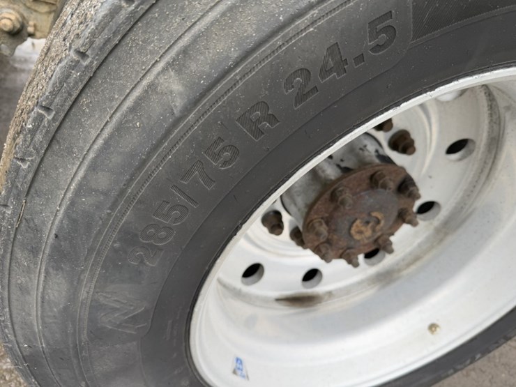 2013-mack-cxu613-tri-axle-truck-tractor-image-21