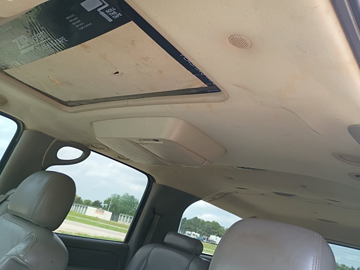 2005-chevrolet-suburban-image-34