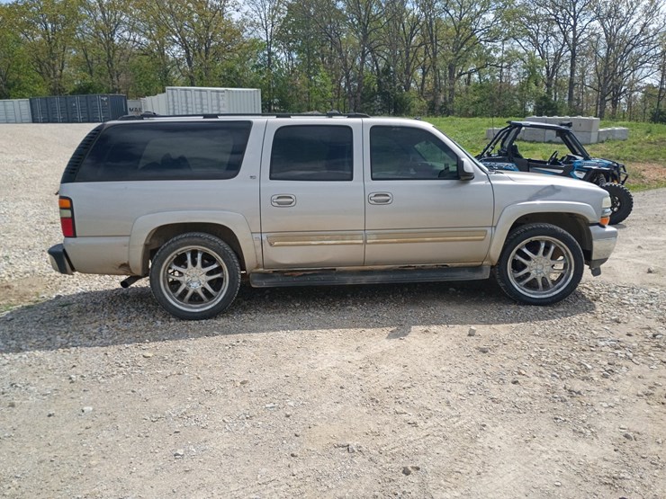 2005-chevrolet-suburban-image-11