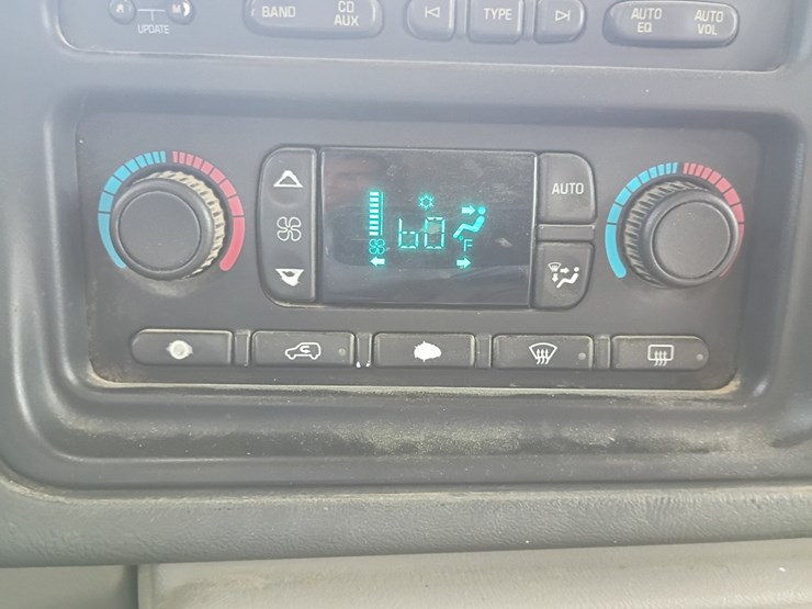 2005-chevrolet-suburban-image-40