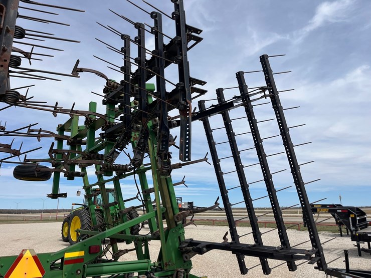 2005-john-deere-2210-image-12