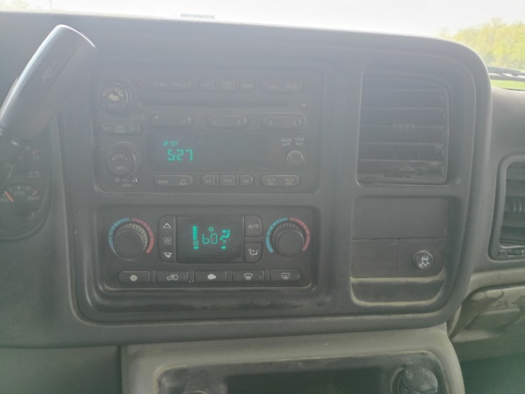 2005-chevrolet-suburban-image-38