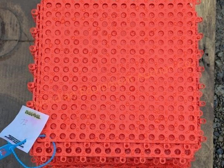 ~72--red-interlocking-rubber-floor-tiles-image-4