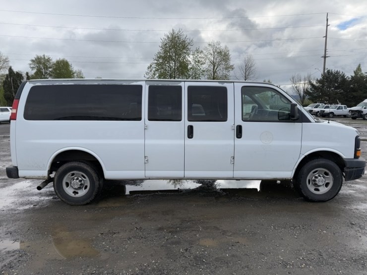 2017-chevrolet-express-3500-image-3