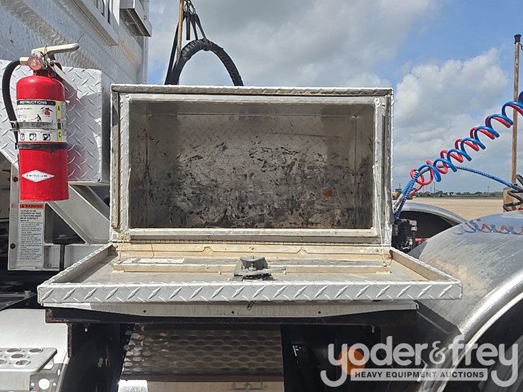 2014-kenworth-t880-image-41