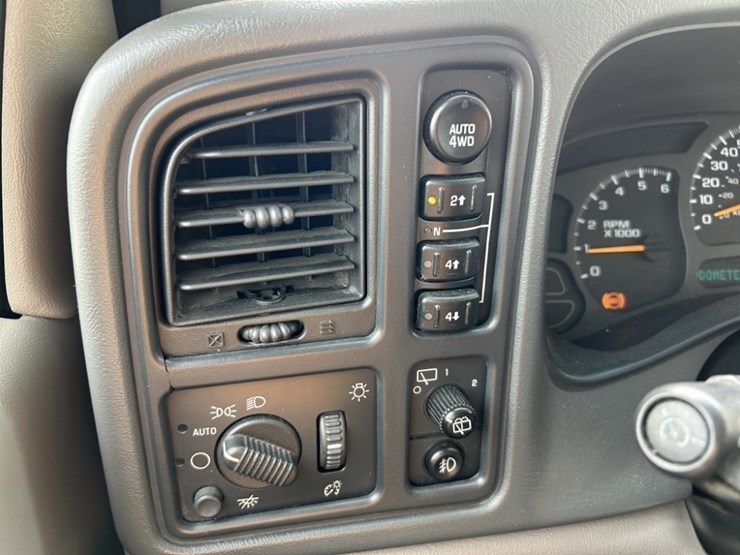 2003-chevrolet-tahoe-image-25