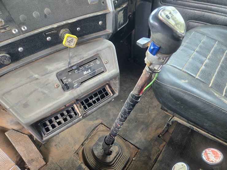 2001-mack-rd688s-image-82