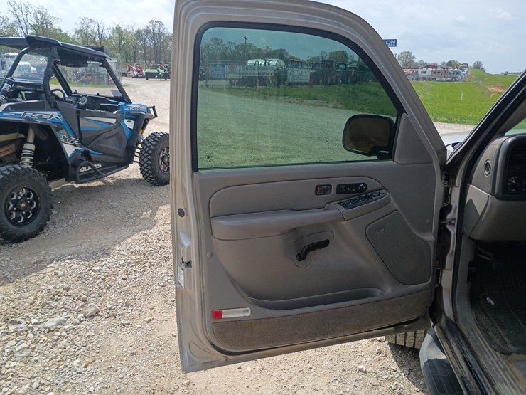 2005-chevrolet-suburban-image-30