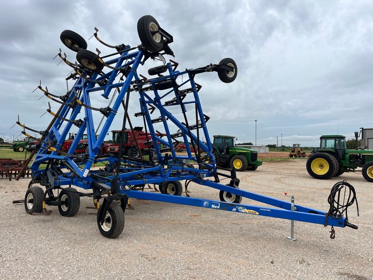 2015-new-holland-st830-image-6