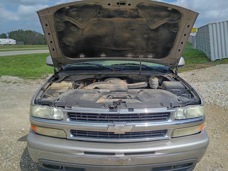 2005-chevrolet-suburban-image-18