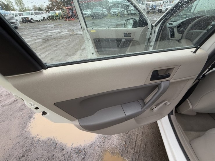 2009-ford-focus-sedan-image-21